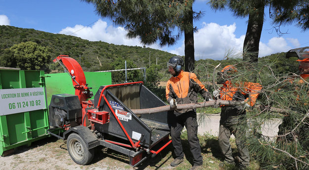 Ajaccio : le broyage des déchets verts alternative aux écobuages Ajaccio : le broyage des déchets verts alternative aux écobuages