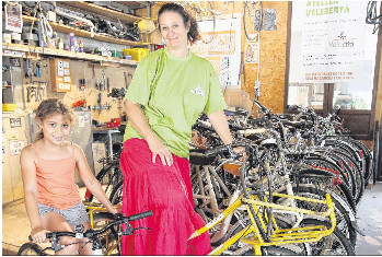Une promenade à bicyclette pour l'ouverture d'une vélo-école