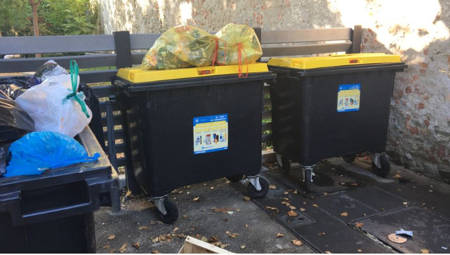 Emballages plastiques et petits emballages en aluminium dans les bacs jaunes