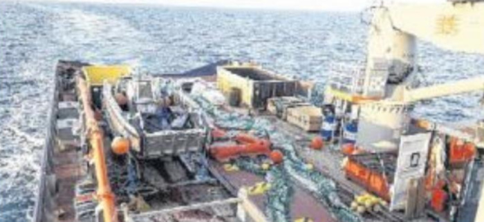 La lutte contre la nappe de paraffine se poursuit en mer