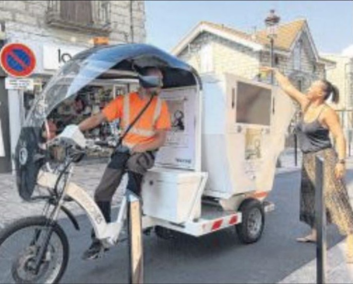 Un vélo à l'assaut des déchets du centre-ville