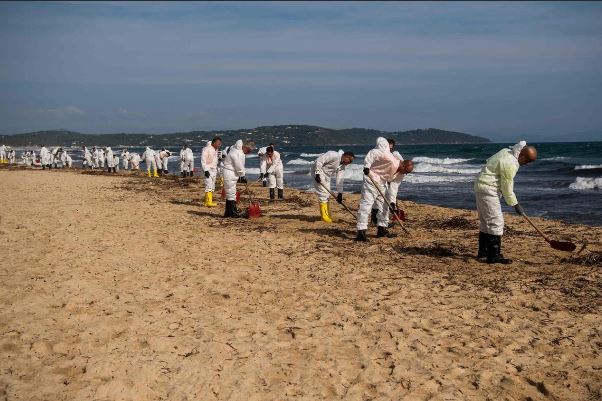 Pollution aux hydrocarbures sur les plages du Var : tout nettoyer "prendra des mois"