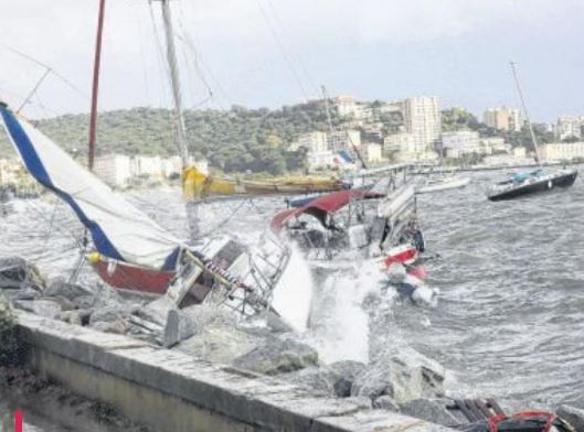 En alerte rouge aux vents violents, la Corse se barricade