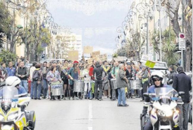 Les "gilets verts" sonnent l'alarme climatique en ville