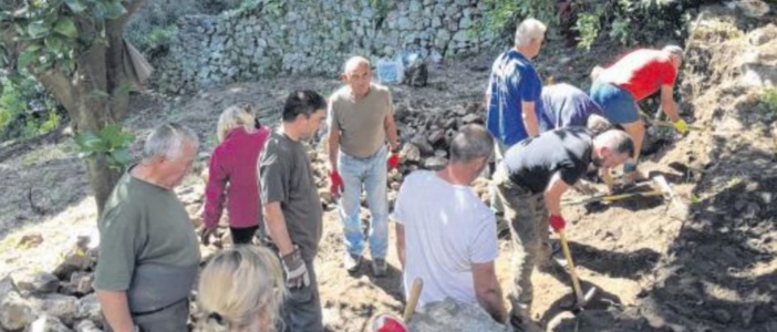 La construction de murs en pierre sèche n'a plus de secret pour les villageois