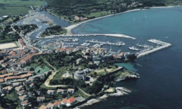 Seuls quatre Pavillons Bleu flottent sur les mâts de l'île