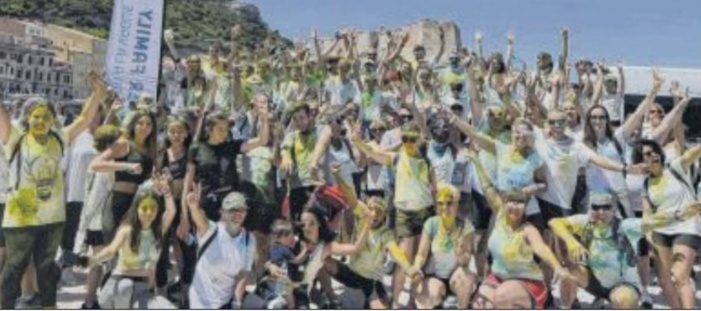 Bonifacio sous un arc en ciel de coureurs
