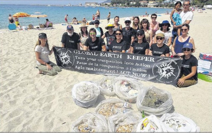 Au milieu des bronzés du Ricantu, les déchets à collecter 