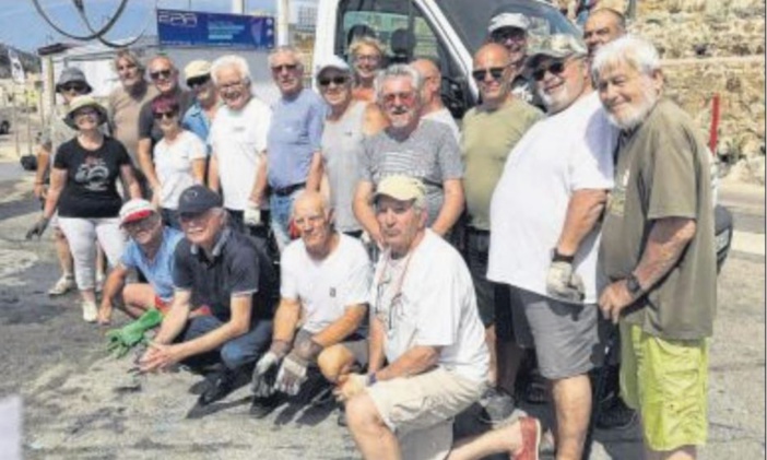 Trente bénévoles à pied d'oeuvre pour nettoyer le port