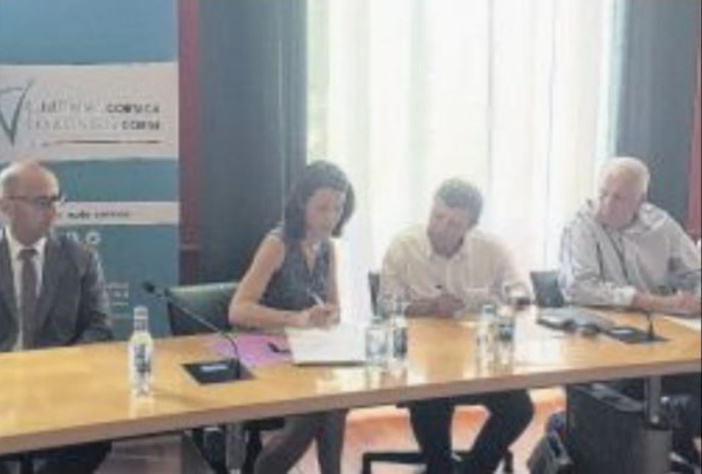 Main dans la main pour éduquer au développement durable