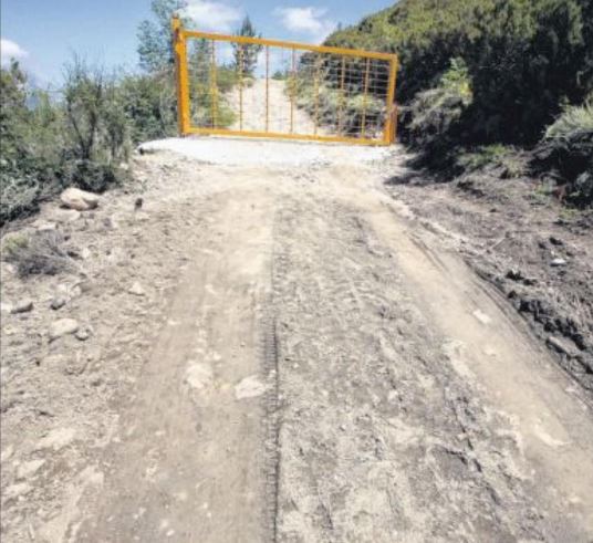 Bergers et éleveurs forcent le passage sur la piste d' A Scalella Bergers et éleveurs forcent le passage sur la piste d' A Scalella