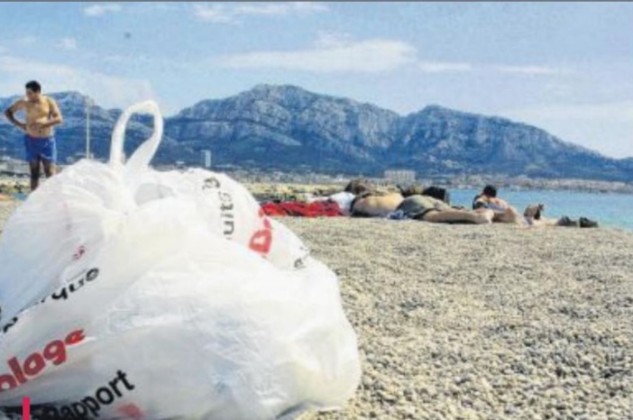  Sur le sable des plages, c'est la guerre des déchets 