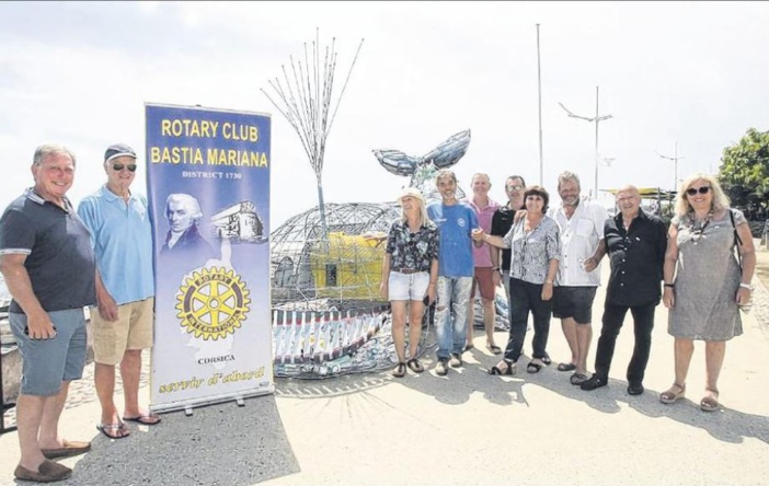 Le Rotary club offre une baleine gloutonne de bouteilles