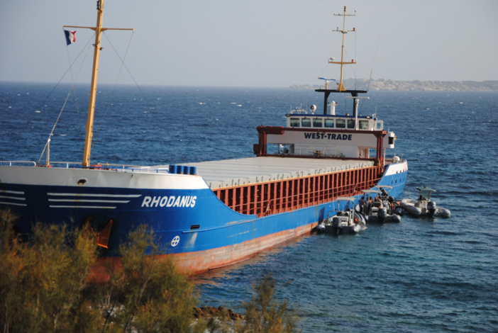 Echouement du RHODANUS dans la Réserve Naturelle des Bouches de Bonifacio Echouement du RHODANUS dans la Réserve Naturelle des Bouches de Bonifacio