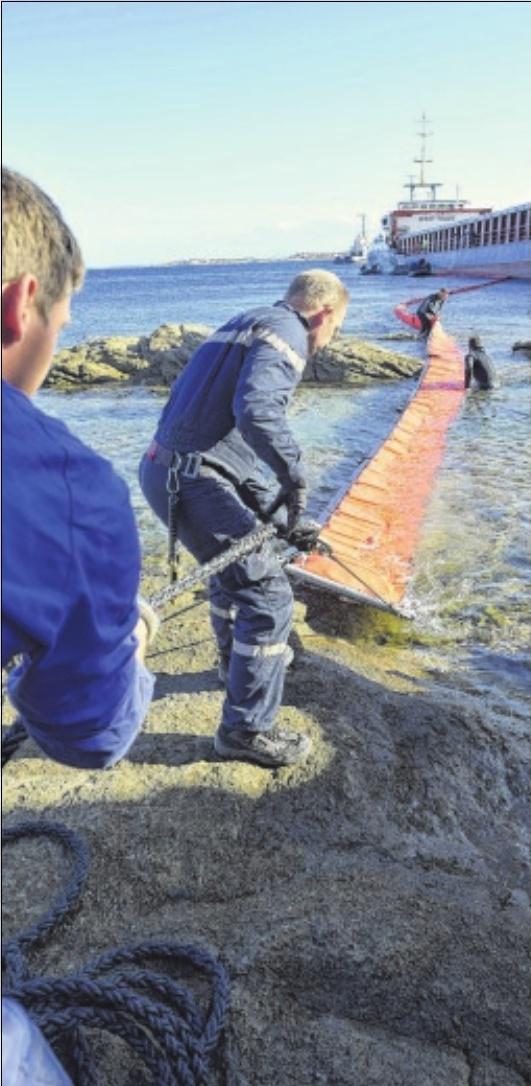 Un barrage antipollution installé autour du Rhodanus