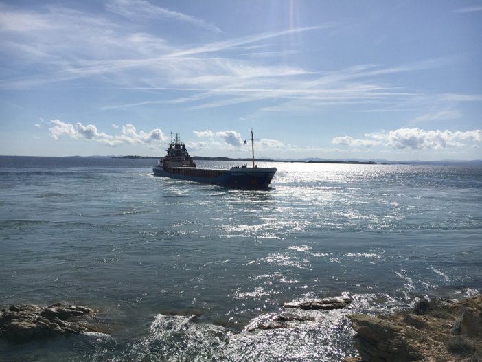 Déséchouement du RHODANUS par le JASON Déséchouement du RHODANUS par le JASON