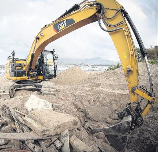 La destruction suit son cours les plagistes veillent au grain