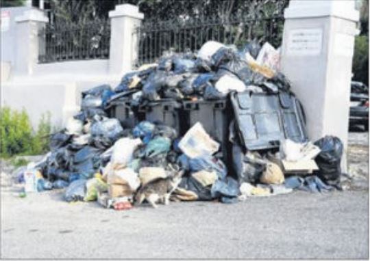 Stoppés par la crise, les déchets se pressent à Teghime 