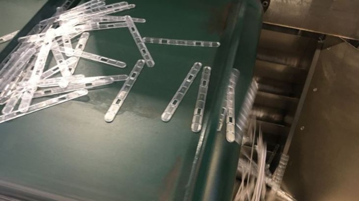 Fin des touillettes plastique : l'unique fabricant français lance sa touillette en papier