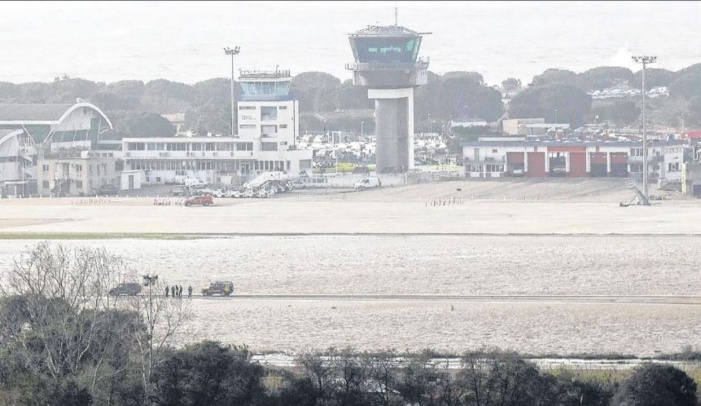  Eau et vent gèlent les transports l'aéroport d'Ajaccio à l'arrêt