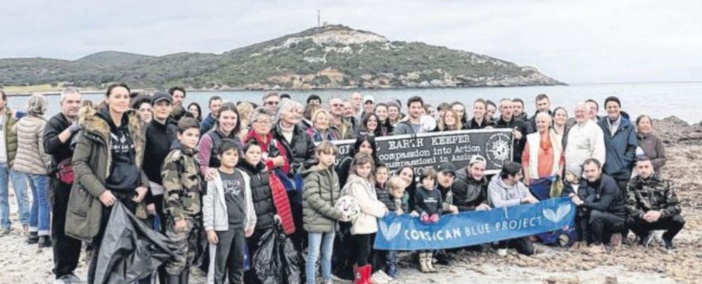 Vaste opération de dépollution de la plage par les bénévoles