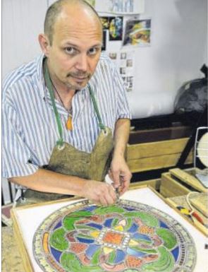 Les artisans d'art et artistes jouent collectif