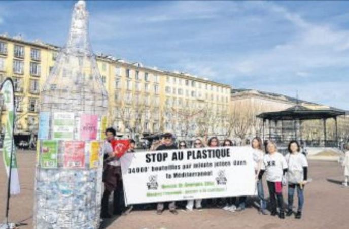 Extinction rébellion se mobilise pour le retour des bouteilles en verre Extinction rébellion se mobilise pour le retour des bouteilles en verre