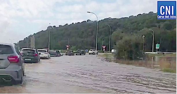 Ucciani : un ruisseau déborde et bloque la circulation sur la RT20
