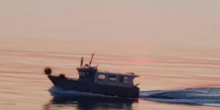  Le patron pêcheur tient la barre malgré la tempête