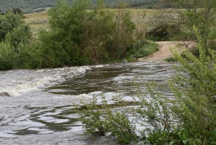Le radier du pont génois à nouveau sous les eaux du Rizzanese