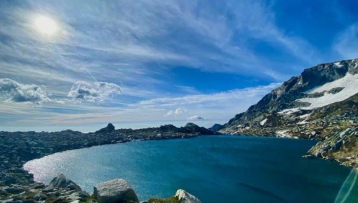 Le lac de Bastani profite seul du printemps 