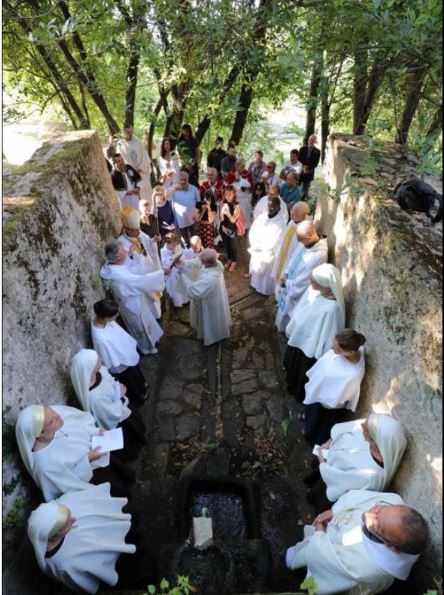 I CATERI  L'eau rejaillit de l'antique source dans les jardins du couvent