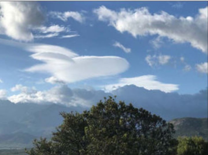 Cirrus et lenticulaires dans le ciel de Balagne