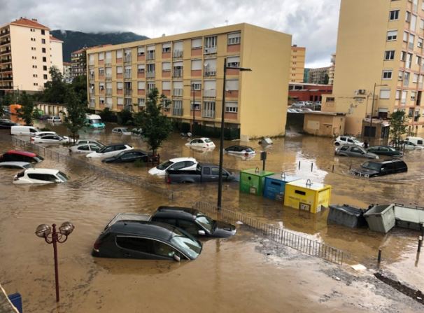PHOTOS - Inondations à Ajaccio : des personnes bloquées dans leurs véhicules 