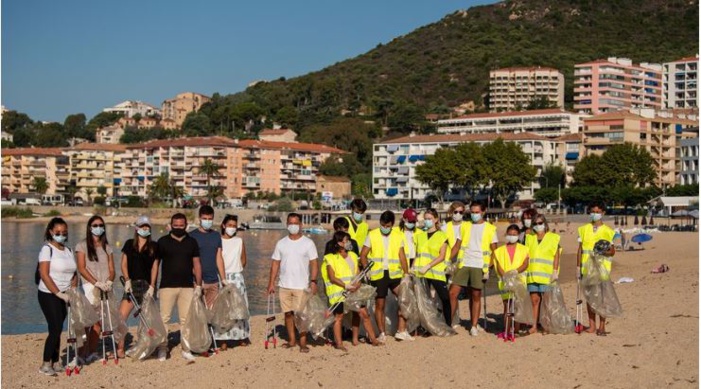Opération "plage propre" sur la plage Trottel à Ajaccio
