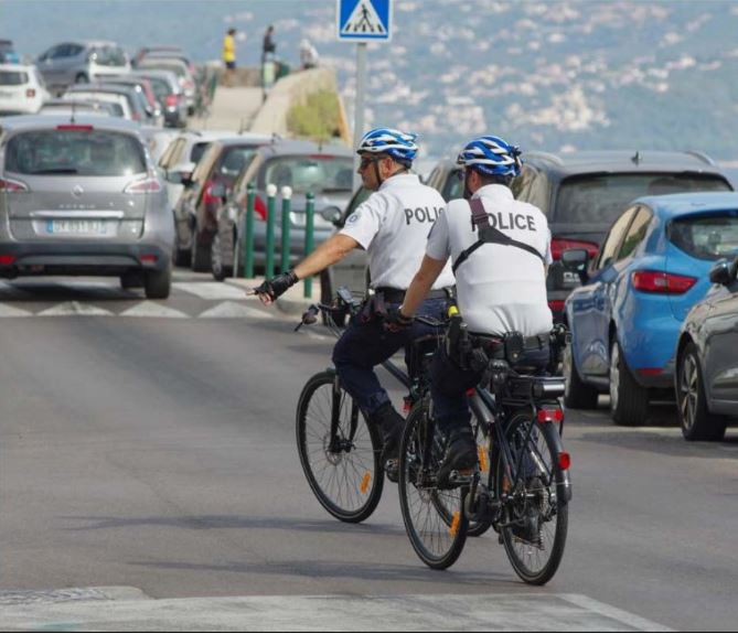 La police nationale sillonne la ville à vélo électrique