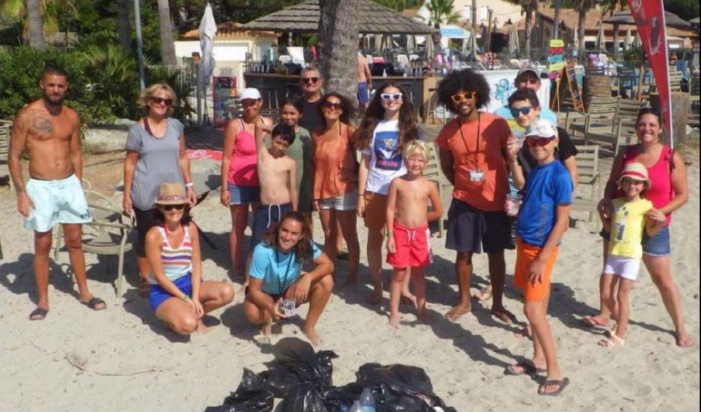 A GHISUNACCIA Des vacanciers au chevet de  la plage avant de quitter l'île