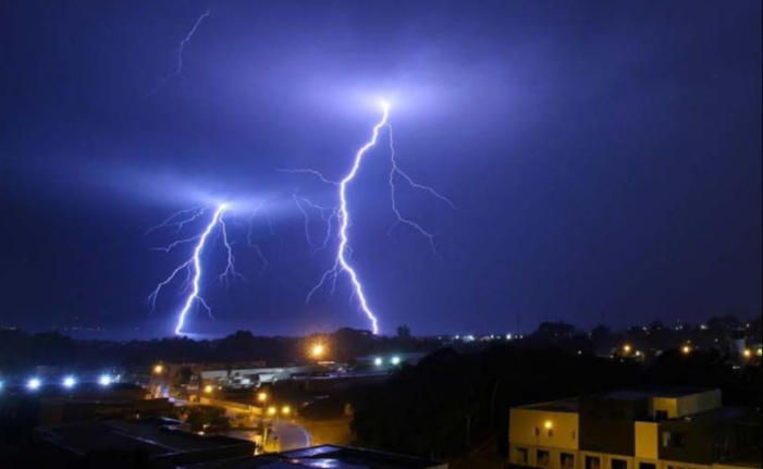 DES DÉGATS, DES RECORDS  Orage, vent et électricité dans l'air
