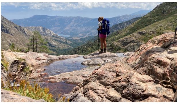 Piscine à débordement naturel dans le granit rose de la Paglia Orba     