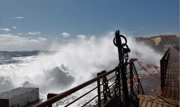 AJACCIO  La jetée battue par les tempêtes