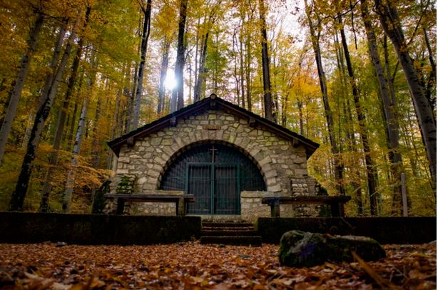  La chapelle de Vizzavona aux couleurs automnales 