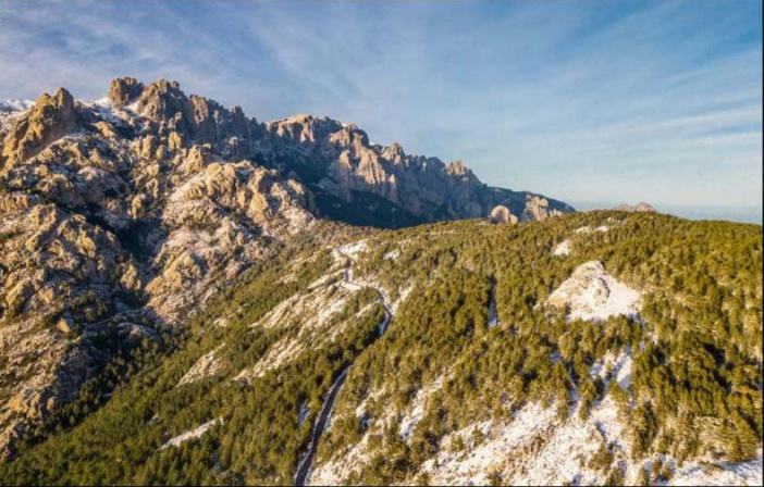 BAVELLA  Jeux de couleurs et de lumière au col