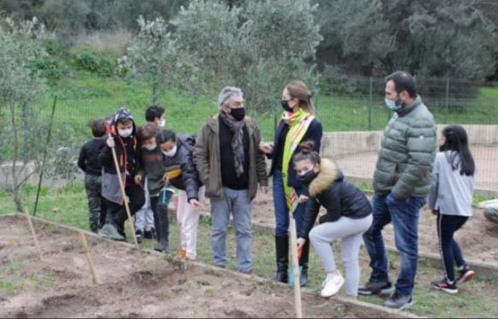FIGARI  Les écoliers bêchent leur jardin pédagogique en permaculture