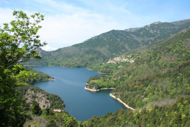 Le barrage de Tolla en état de crue