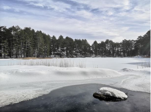 Le lac de Crenu enneigé