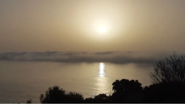 La Corse se lève dans le brouillard