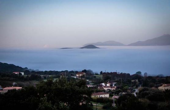 Un épais brouillard enveloppe la partie occidentale de l'île