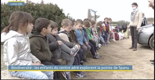 Biodiversité : les enfants du centre aéré explorent la pointe de Spanu