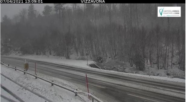 EN IMAGES - Une couche de neige de printemps blanchit la Corse
