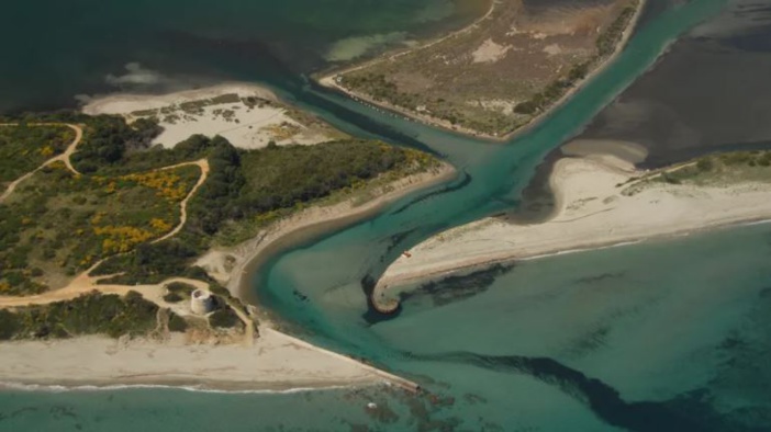 Mare latinu : L'érosion du littoral des mouvements pouvant atteindre de 20 cm à 1 mètre par an.